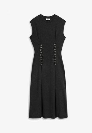 Czarna sukienka midi bez rękawów z dopasowaną talią i dwoma pionowymi rzędami srebrnych zapięć na przodzie.