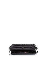 Borsa per laptop nera con forma piatta e rettangolare, realizzata in materiale resistente, dotata di cerniere, superficie testurizzata e un logo applicato.