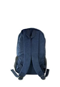 Sac à dos bleu marine en tissu rembourré, avec des bretelles larges et des poches latérales en maille. Il comporte une sangle à boucle réglable et une texture lisse.