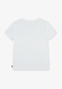 Witte T-shirt met korte mouwen van katoen, met een klassieke ronde hals en een klein rood label aan de onderkant aan de linkerkant. Glad textuur.
