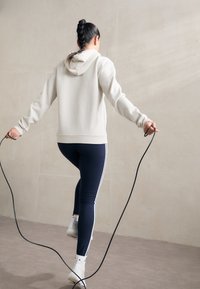 adidas Sportswear ESSENTIALS SMALL LOGO FEEL COZY HOODIE - Sweatshirt com capuz - alumina