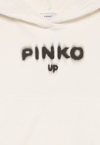 Weißer Hoodie mit schwarz gesprühtem "PINKO up"-Text. Weiches Material mit Kapuze und Vordertasche, ausgestattet mit einer glatten Textur und sauberen Nähten.