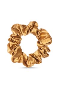 Scrunchie in satin dorato con design a ruches testurizzato. Presenta un piccolo etichetta su un lato. Forma circolare, lucentezza morbida e banda elastica.