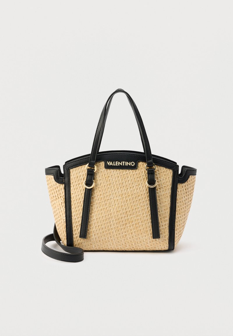 Geweven beige shopper met zwarte leren afwerking en handvatten, gouden hardware, "Valentino"-logo aan de voorkant en afneembare schouderriem.