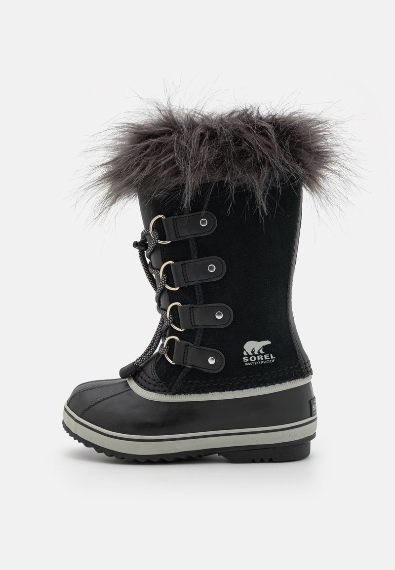 Botte d'hiver noire avec bord en fausse fourrure, quatre boucles métalliques, étiquette imperméable et semelle en caoutchouc épaisse pour la neige et le temps froid.