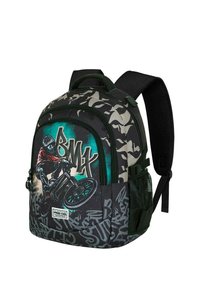 Mochila negra y de camuflaje con un diseño de BMX, detalles en verde, correas de hombro ajustables y múltiples compartimentos con cremallera.