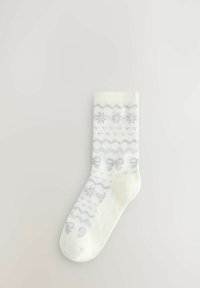 Calcetín blanco con patrones en gris claro, que presenta lazos y diseños geométricos. Textura suave y puño acanalado, adecuado para uso casual.
