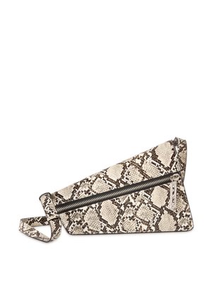 Pochette triangulaire avec motif peau de serpent noir et blanc, fermeture éclair diagonale argentée et bracelet assorti sur fond blanc.