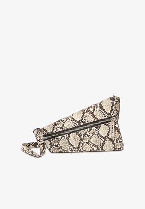 Pochette triangulaire avec motif peau de serpent noir et blanc, fermeture éclair diagonale argentée et bracelet assorti sur fond blanc.