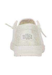 Scarpe slip-on bianche in tela con upper testurizzato, dotate di una patch con logo sul tallone e suola in gomma. Design minimalista con linguette di estrazione.