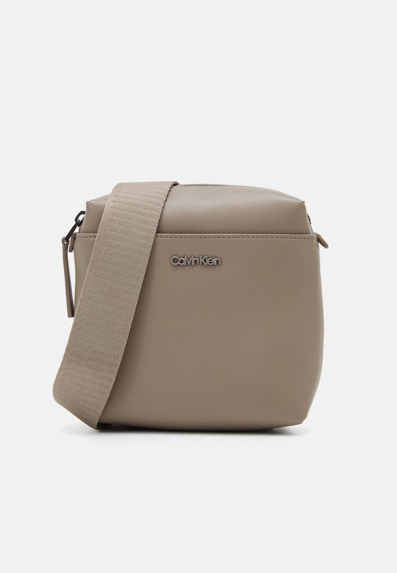 Calvin Klein ESSENTIAL CUBE REPORTER UNISEX - Borsa a tracolla - cinder