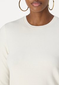 Calvin Klein COMFORT CREW-NECK - Džemperis - egret