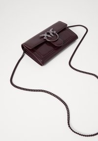 Pinko LOVE ONE VERNICE PIPING - Torba čez telo - brown