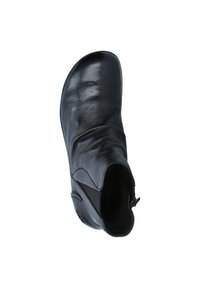 Bottine en cuir noir avec une texture lisse, bout rond et fermeture éclair sur le côté. Présente des détails de couture discrets et une forme structurée.