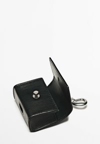 Pochette en cuir noir avec un fermoir à pression et un clip en métal. Présente une texture lisse et des bords arrondis. Design compact, s'ouvre pour révéler l'intérieur.