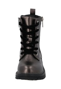 Metallic mørkegrå snørebånd ankle boot med en tekstureret overflade, der har sorte snørebånd, sølvøjer og en sidelukning med lynlås.