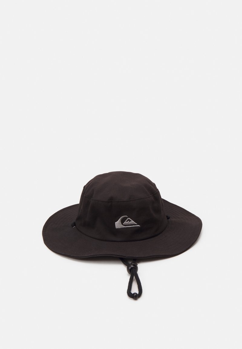 Chapeau de soleil noir à large bord avec sangle réglable sous le menton et logo brodé blanc sur le devant, sur un fond clair uni.