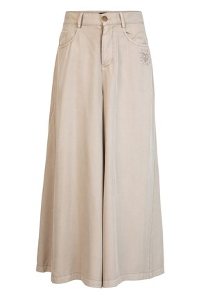 Pantalones beige de pierna ancha y corte cropped con botón delantero, trabillas, bolsillos laterales y un pequeño diseño de corazón cerca del bolsillo derecho.