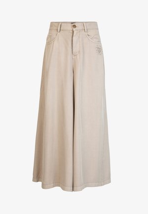 Pantalones beige de pierna ancha y corte cropped con botón delantero, trabillas, bolsillos laterales y un pequeño diseño de corazón cerca del bolsillo derecho.