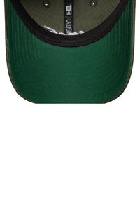 Zielona czapka z czarnym daszkiem, wykonana z teksturowanej tkaniny i o zaokrąglonym kształcie. Wnętrze ma wzorzystą podszewkę i miejsce na metkę.