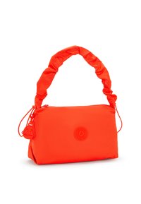 Lys orange crossbody taske med et struktureret, samlede håndtag, lynlåslukning og et gummimærke på forsiden.