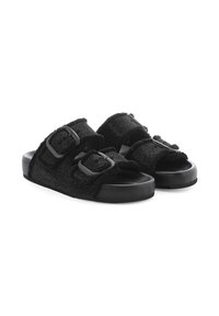 Zwarte slippers met gestructureerde stoffen banden en gespdetails, en een contrasterende gladde zwarte zool. Casual ontwerp met een open teenstijl.