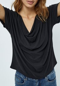 Desires DEAMALIA SHORT SLEEVE DRAPE T-SHIRT. - Základné tričko - black