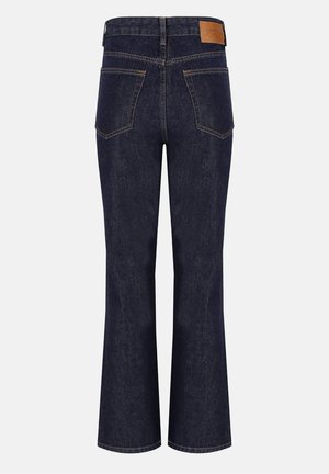 Jeans in denim blu scuro con vita alta, gambe leggermente svasate, due tasche posteriori e patch in pelle sulla cintura.