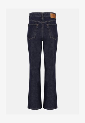 Jeans in denim blu scuro con vita alta, gambe leggermente svasate, due tasche posteriori e patch in pelle sulla cintura.
