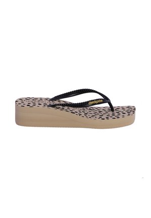 Chancla beige con cuña, con lunares negros en la plantilla y tiras negras trenzadas con detalles dorados.