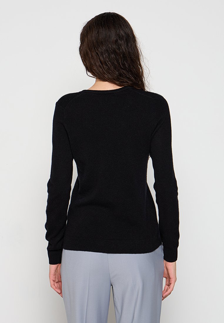 Langärmeliger, schwarzer Pullover mit rundem Ausschnitt, glatter Textur, leicht tailliertem Schnitt und gerippten Bündchen und Saum. Eignet sich gut zum Lagenlook.