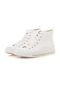 Zapatillas altas blancas de lona, con suela de goma, punta redonda, cierre de cordones con ojales plateados y una superficie texturizada.