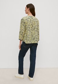 comma casual identity MIT AUSSCHNITT - Blouse - helles zitrone