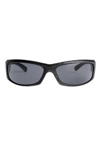 Gafas de sol negras con un diseño elegante y curvado y lentes ahumados de color gris oscuro. La montura presenta un patrón texturizado a lo largo de los bordes.