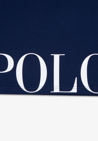 Υφασμα σε ναυτικό μπλε χρώμα με μεγάλο λευκό κείμενο "POLO". Ομαλή, υφή επιφάνεια με ευθεία ραφή και ορατές λεπτομέρειες ραφής.