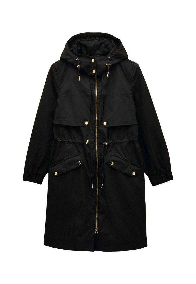 Čierna parka s predným zipsom, kapucňou na šnúrku, dvoma veľkými prednými vreckami a zlatým kovovým príslušenstvom. Má stiahnutý pás a elastické manžety.