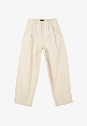 Beżowe spodnie z wysokim stanem, plisami, szerokimi nogawkami i bocznymi kieszeniami. Wykonane z lekkiego materiału o gładkiej fakturze, z zapięciem na guziki z przodu.