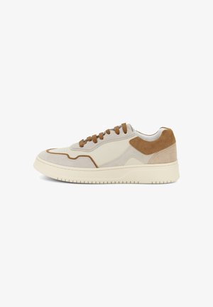 Sneaker beige e crema realizzati in pelle e camoscio, con accenti marroni e una suola testurizzata. Design classico a bassa cima con chiusura stringata.