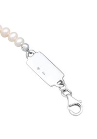 Brățară cu perle care include componente din argint, inclusiv o placuță dreptunghiulară marcată "925" și un închizător tip homar. Textură netedă, lucioasă și design minimalist.