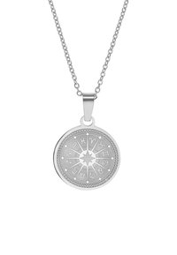 Collana con pendente in argento caratterizzata da un design astrologico con simboli disposti in forma circolare, sospesa a una catena fine.