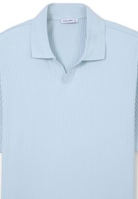 Himmelblaues, geripptes Poloshirt mit V-Ausschnitt und weichem Kragen, das im Halsbereich ein Etikett mit der Aufschrift "CALLIOPE" trägt.