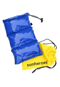 Blå vadderad påse med en glänsande yta, utrustad med dragsko-stängning; åtföljd av en gul dragsko-tote med svart text.