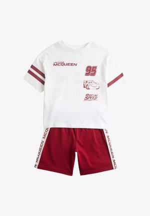 Chemise blanche à manches courtes avec des rayures rouges et des motifs de Flash McQueen, associée à un short rouge avec le texte McQueen sur les panneaux latéraux.