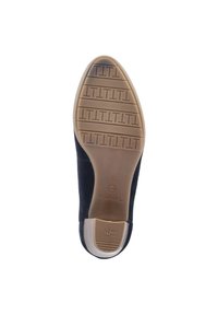 Scarpa in suede nera con una suola in gomma liscia color miele. Presenta un leggero tacco e tecnologia antiscivolo. Taglia 36 stampata sulla suola.