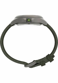 Grønt vævet nylonremur med en sølvgrå kasse, tekstureret krans og en fremtrædende rund urskive. Har et logo på kronen.