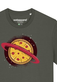 Donkergroene t-shirt met een ronde afbeelding van een pizza met pepperoni, omringd door een rode ring en sterren, in een cartoonstijl.