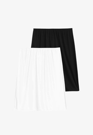 Dos faldas, una negra y una blanca, hechas de una tela suave y elástica. Cada una tiene una cinturilla elástica y un diseño de corte recto.