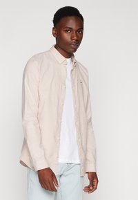 Tommy Jeans SLIM STRETCH OXFORD SHIRT - Camisa - tawny sand