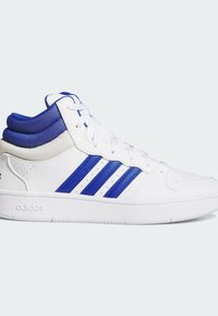 Bijele visoke tenisice s plavim naglascima, tri plave pruge i teksturirani materijal na ovratniku. Glatka koža i gumeni potplat.