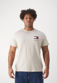 Tommy Jeans ESSENTIAL FLAG TEE  - Paprasti marškinėliai - beige